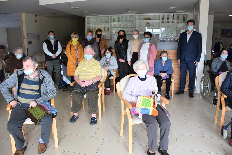 Občina Brežice podprla humanitarni projekt ročno pletenih odej za stanovalce doma upokojencev