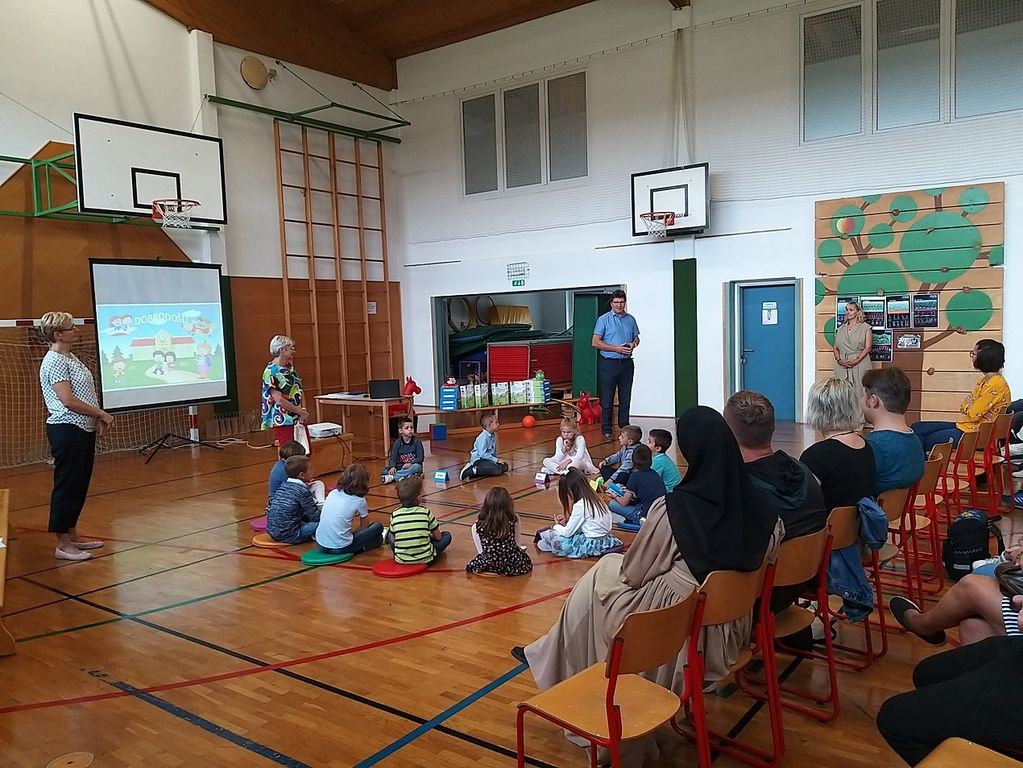 Župan Ivan Molan prvi šolski dan preživel med prvošolci OŠ Maksa Pleteršnika Pišece