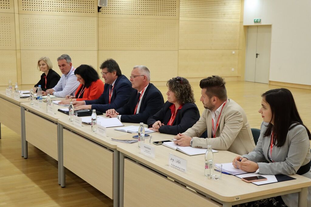 Župan z ministrom Poklukarjem o migracijah in varnosti v občini Brežice.