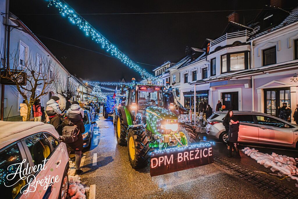 Advent Brežice se bliža vrhuncu – vabljeni na silvestrovanje pod prazničnimi lučmi
