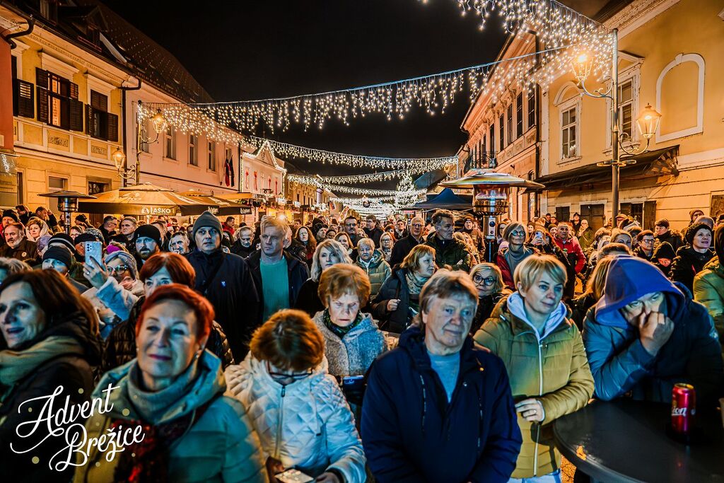 Advent Brežice se bliža vrhuncu – vabljeni na silvestrovanje pod prazničnimi lučmi