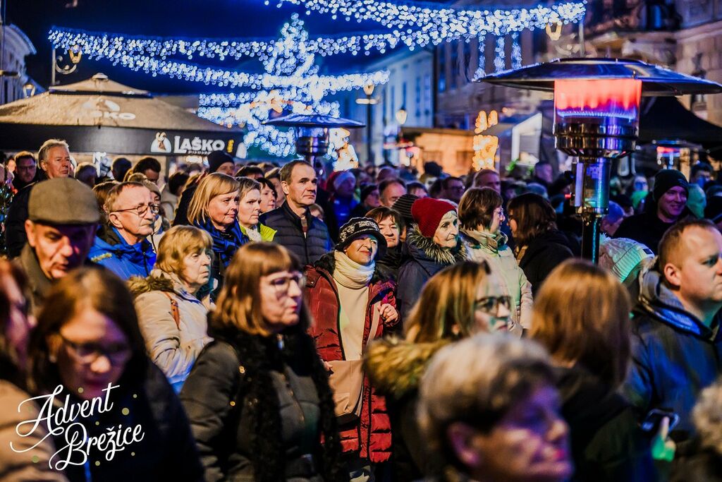 Advent Brežice se bliža vrhuncu – vabljeni na silvestrovanje pod prazničnimi lučmi