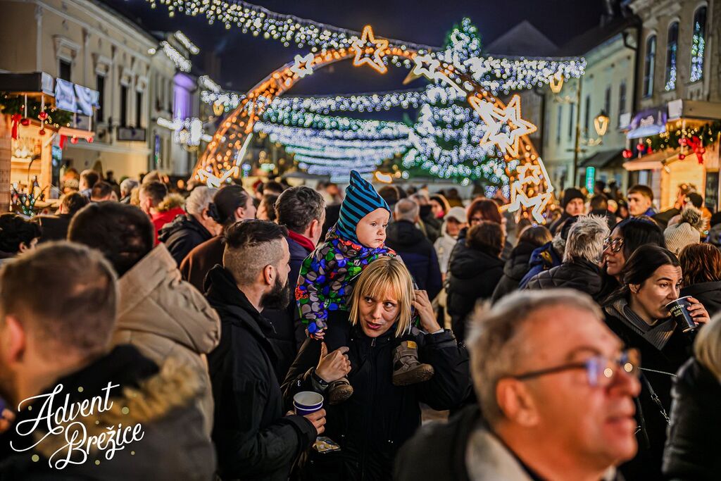 Advent Brežice se bliža vrhuncu – vabljeni na silvestrovanje pod prazničnimi lučmi