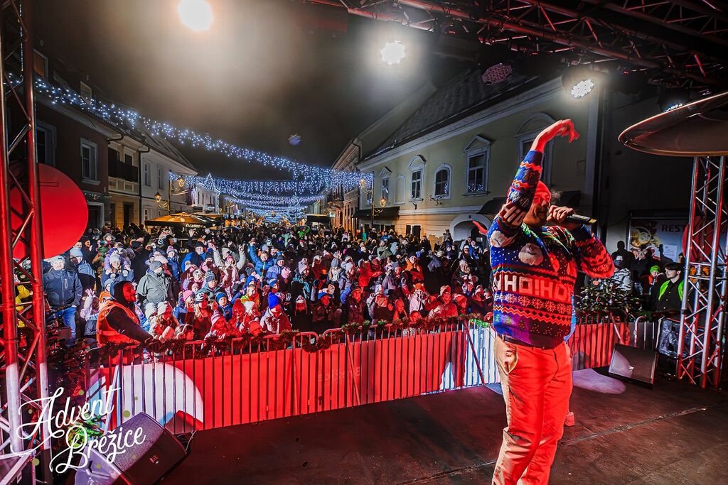 Advent Brežice se bliža vrhuncu – vabljeni na silvestrovanje pod prazničnimi lučmi