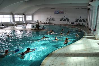 Občina Brežice vabi na brezplačne vodene vodne vadbe za starejše občanke in občane Občina Brežice vabi na brezplačne vodene vodne vadbe za starejše občanke in občane