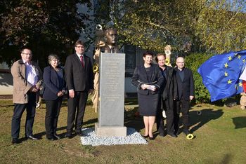 Pri dobovski osnovni šoli odkrili spominsko obeležje dr. Jožetu Toporišiču Pri dobovski osnovni šoli odkrili spominsko obeležje dr. Jožetu Toporišiču