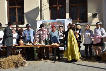 Prevzem oblasti v Brežicah izpeljala novi Fašjenkov župan Srečko in proračunska kraljica Prevzem oblasti v Brežicah izpeljala novi Fašjenkov župan Srečko in proračunska kraljica