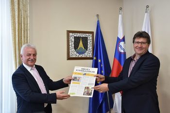 Teden prostovoljstva tudi v Brežicah obeležili s časopisom Dobra dela ne potrebujejo reklame