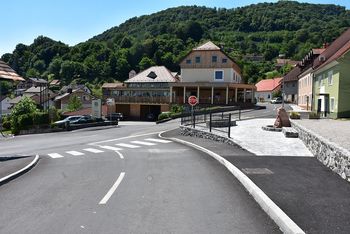 Zaključena gradbena dela za cesto in pločnik v vaškem središču Čateža ob Savi