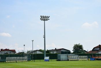 Danes zvečer v Brežicah prva nogometna tekma pod novimi žarometi