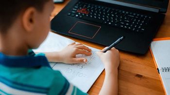 Začasna omejitev gibanja med občinami podaljšana še za teden dni, šolanje bo potekalo na daljavo Začasna omejitev gibanja med občinami podaljšana še za teden dni, šolanje bo potekalo na daljavo