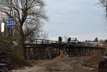 Obnova lesnega mostu čez Krko se nadaljuje