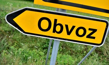 Zaradi obnove ceste in gradnje pločnika do 20. oktobra popolna zapora ceste LC 191143 Veliki Podlog-Hrastje-Črešnjice-Cerklje