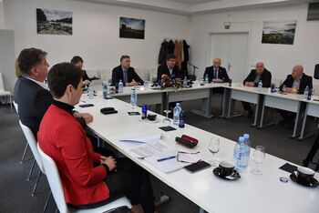 Župani in županje JV Slovenije in Posavja za spremembo petih zakonov Župani in županje JV Slovenije in Posavja za spremembo petih zakonov