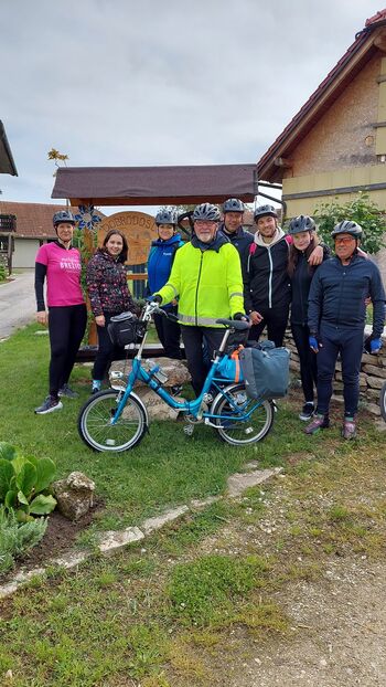 Kolesarska ekipa Občine Brežice podprla Matjaža Gomilška na njegovi poti ob meji Slovenije