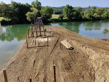 Obnova lesenega mostu na Borštu poteka po načrtih