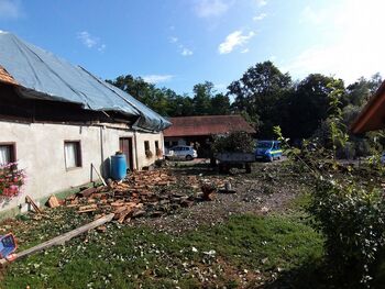 V občini Brežice neurje razkrivalo strehe in podiralo drevesa