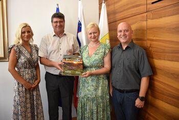 Župan sprejel častno sodnico 7. Mednarodnega otroškega pevskega festivala Brežice 2023