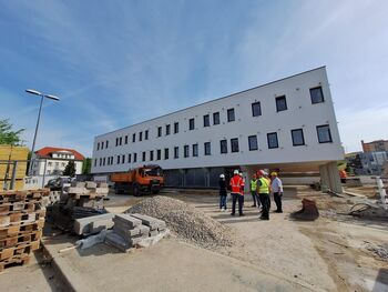 Gradnja prizidka za nove prostore zdravstvenega doma in lekarne Brežice se bliža zaključku