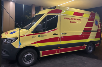 V Zdravstvenem domu Brežice kupili dve novi vozili za prevoz pacientov