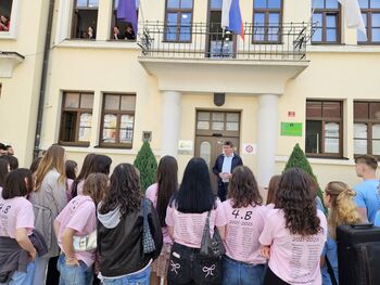 Maturantke in maturanti Gimnazije Brežice pri županu