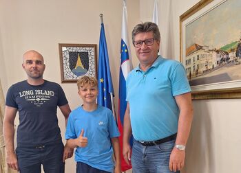 Mladi brežiški motokrosist Alex Novak obiskal župana