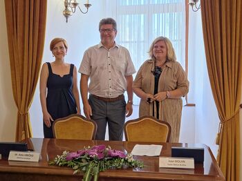 Župan Ivan Molan in ministrica dr. Asta Vrečko podpisala pogodbo za obnovo jugozahodnega stolpa Gradu Brežice