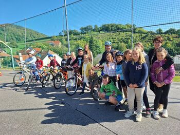 Župan Ivan Molan kolesaril s petošolci OŠ Maksa Pleteršnika Pišece