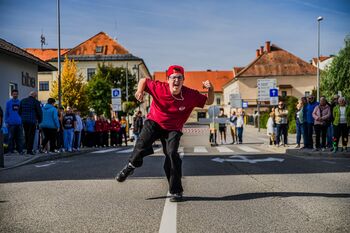 Ob praznovanju občinskega praznika pred Vodovodnim stolpom znova dišalo po županovem golažu