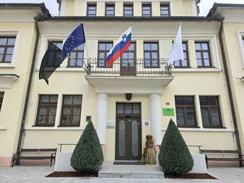 Občina Brežice v znak solidarnosti izobeša črno zastavo in se pridružuje pozivu k izboljšanju varnosti.
