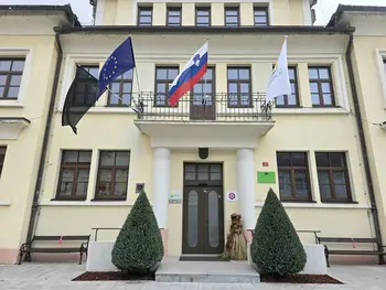 Občina Brežice v znak solidarnosti izobeša črno zastavo in se pridružuje pozivu k izboljšanju varnosti.