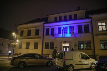 Modra osvetlitev v podporo Svetovnemu dnevu sladkorne bolezni in Movembru