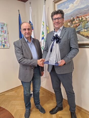 Zahvala župana direktorju zavoda za šport Ferdu Pinteriču ob upokojitvi