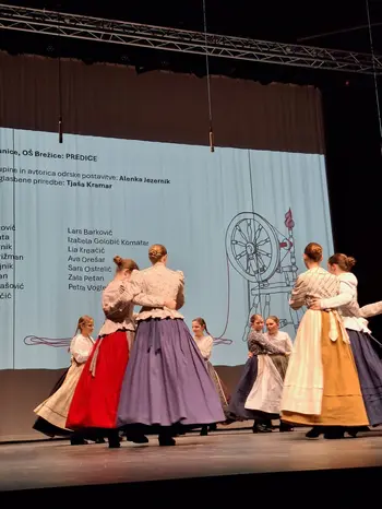 Župan Ivan Molan podelil plaketo OŠ Brežice ob 20. obletnici delovanja folklorne skupine Kresnice