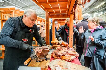 Velikonočna tržnica v Brežicah znova združila lokalne ponudnike Velikonočna tržnica v Brežicah znova združila lokalne ponudnike