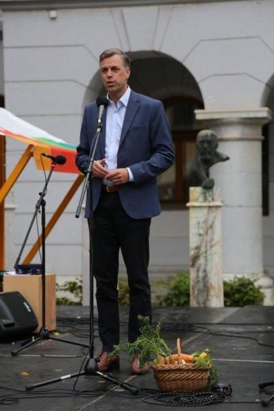 RASTOČO KNJIGO VELIKI GABER Z OKOLICO IN 10.PRAZNI KORENJA LETOS OBELEŽILI NA TRŽNICI V NOVEM MESTU