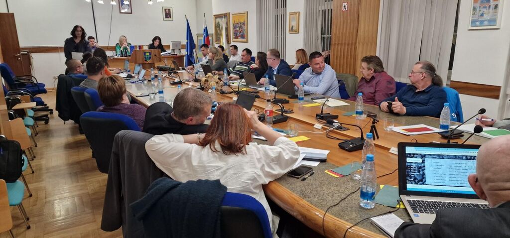 OBČINSKI SVET JE NA VČERAJŠNJI SEJI ZAGOTOVIL DODATNA SREDSTVA ZA UBLAŽITEV POVIŠANJA CEN ZA PLAČILA STARŠEV ZA PROGRAME VRTCA