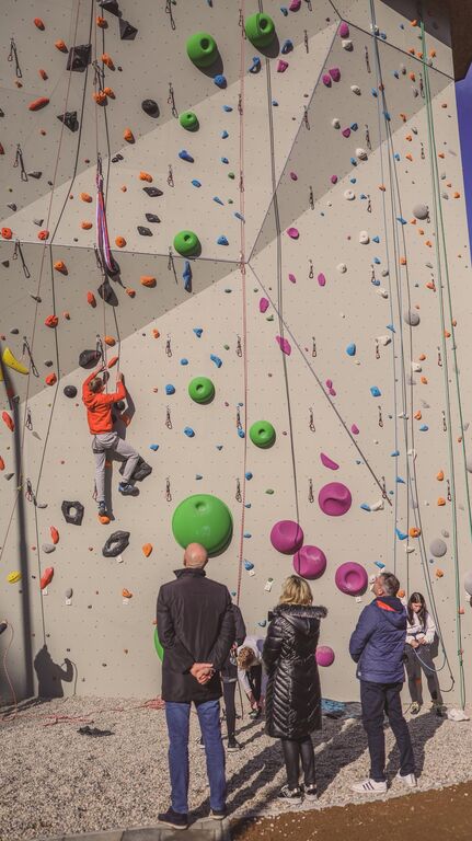 V ŠENTLOVRENCU NAJVEČJA ZUNANJA PLEZALNA STENA V JV SLOVENIJI