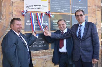 Med iskrenimi ljudmi - Otvoritev Medobčinskega razvojnega centra Občin Grosuplje, Ivančna Gorica in Trebnje Med iskrenimi ljudmi - Otvoritev Medobčinskega razvojnega centra Občin Grosuplje, Ivančna Gorica in Trebnje