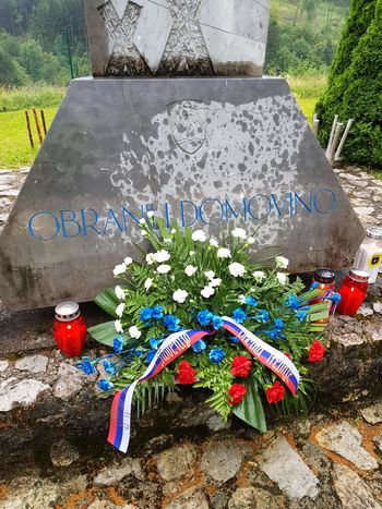 Polaganje cvetja k spominskemu obeležju na Medvedjeku