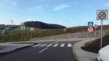 SPREMENJENA PROMETNA SIGNALIZACIJA V JURČIČEVI ULICI V TREBNJEM