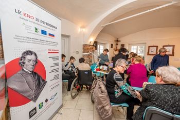 Prva brezplačna medgeneracijska klekljarska delavnica z velikim številom udeležencev presegla pričakovanja