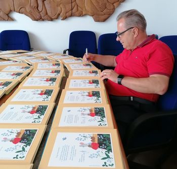 Občina Trebnje tradicionalno ob vstopu v prvi razred obdaruje učence s knjižnim darilom