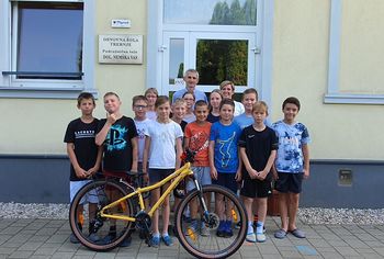 PŠ DOLENJA NEMŠKA VAS PREJELA KOLO, KI SO GA OSVOJILI UČENCI (VARNO NA KOLESU)