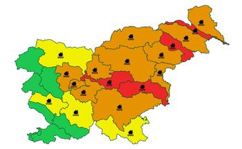 NUJNO OBVESTILO: ZARADI POPLAV ZAPRTI CESTI KRTINA–KUKENBERG IN TEMENIŠKA POT; OBČANI LAHKO PROTIPOPLAVNE VREČE DANES OD 12. DO 14. URE PREVZAMEJO NA KOMUNALI TREBNJE