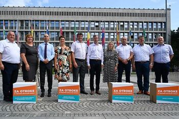 VLOŽENIH VEČ KOT 31 TISOČ PODPISOV PODPORE ZA UREDITEV  RAZMER SLOVENSKIH OTROK IZ TEŽAVNIH SOCIALNIH OKOLIJ