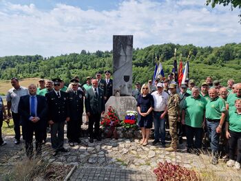 POLAGANJE CVETJA K SPOMENIKU NA MEDVEDJEKU