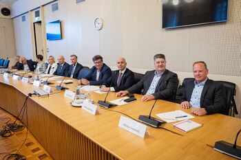 PREMIER ROBERT GOLOB NA SREČANJU Z ŽUPANI O ŠUTARJEVEM ZAKONU