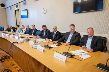 PREMIER ROBERT GOLOB NA SREČANJU Z ŽUPANI O ŠUTARJEVEM ZAKONU