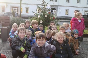 OTROCI OKRASILI SMREČICE V MESTNEM PARKU